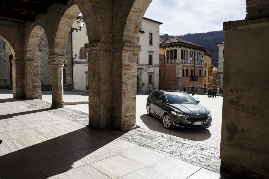  Ford Vignale Mondeo Hybrid Turnier 2019 года  (WW) (фото 10 из 15)